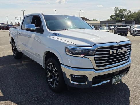 Used 2025 RAM 1500 Laramie AWD/4WD image 16