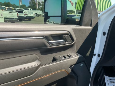 Used 2024 GMC Sierra 2500 AT4 w/ AT4 Premium Plus Package AWD/4WD image 11