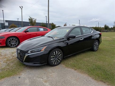 Used 2023 Nissan Altima 2.5 SV image 3