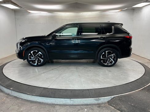 Used 2024 Mitsubishi Outlander 4WD Plug-In Hybrid image 2