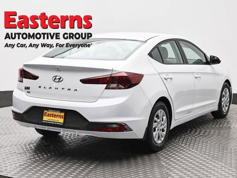 Used 2020 Hyundai Elantra SE w/ Winter Weather Package FWD image 5