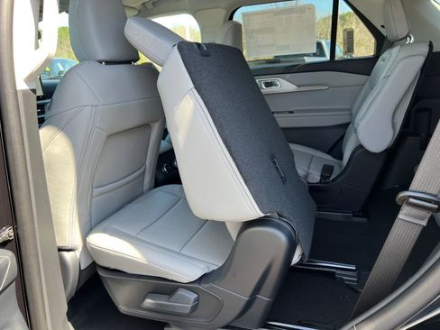 Used 2026 Ford Explorer Active AWD/4WD image 5