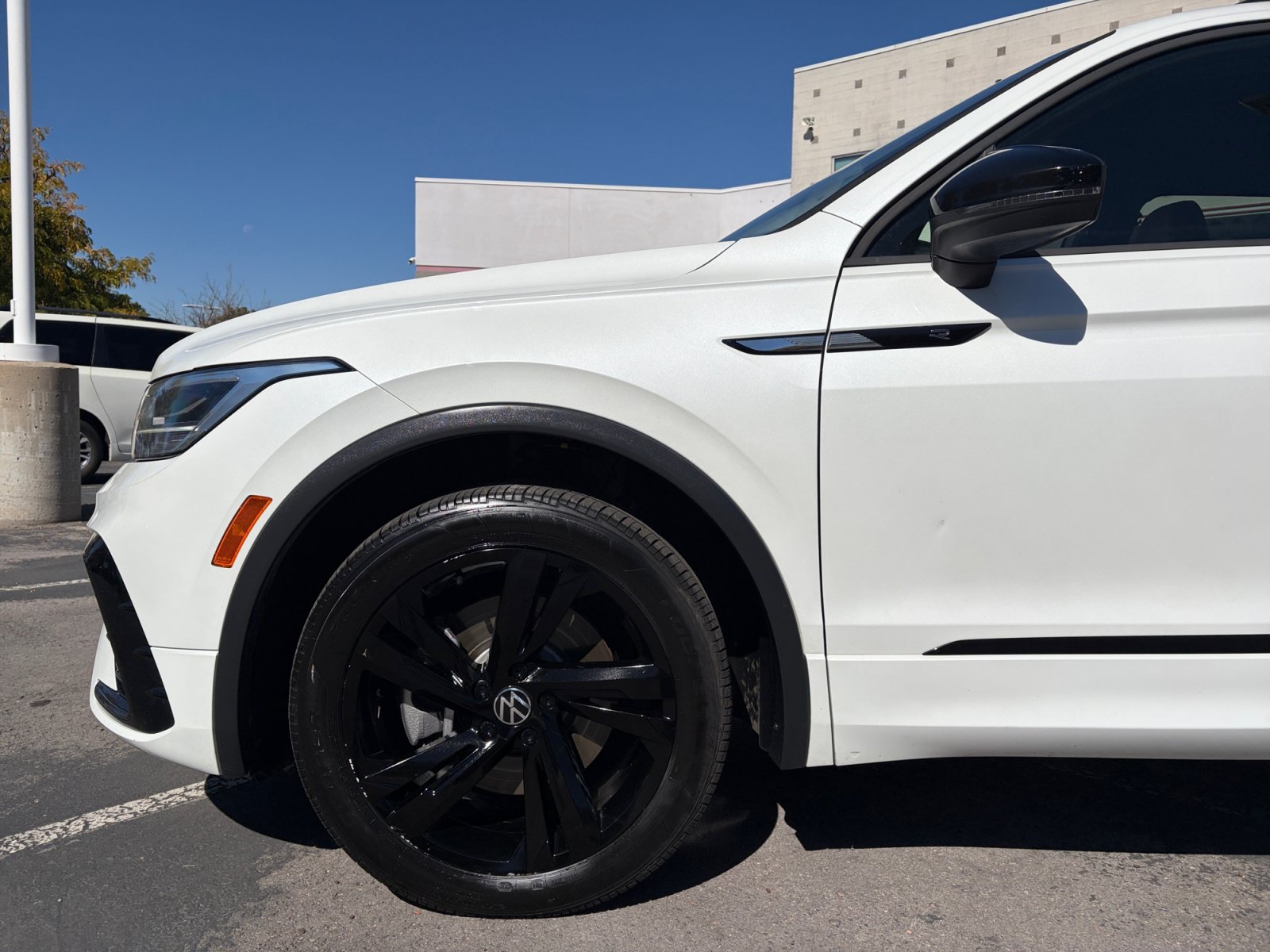 Used 2023 Volkswagen Tiguan SE R-Line AWD/4WD image 10