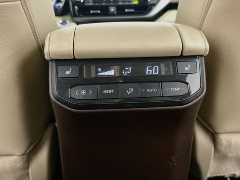 Used 2022 Toyota Highlander Platinum FWD image 32