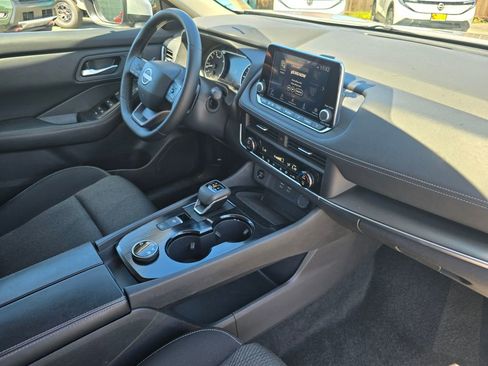 Used 2025 Nissan Rogue SV image 10