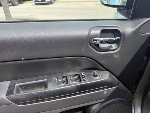 Used 2011 Jeep Compass Latitude AWD/4WD image 10