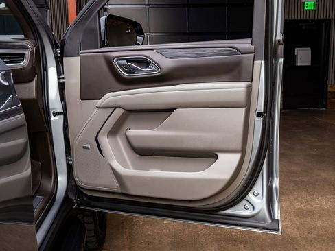 Used 2023 GMC Yukon XL SLT w/ SLT Premium Package image 38