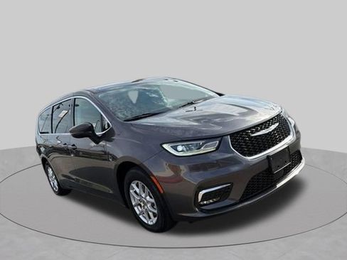 Used 2023 Chrysler Pacifica Touring-L FWD image 43