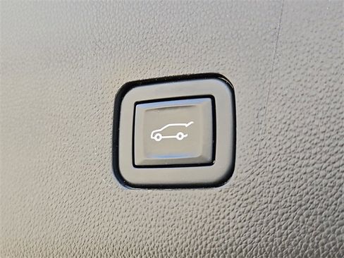 Used 2022 Chevrolet Traverse High Country w/ LPO, Cargo Package image 25