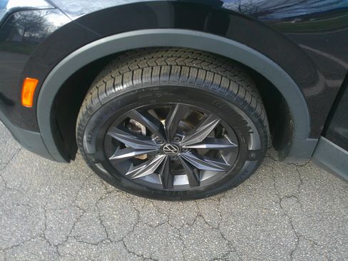 Used 2022 Volkswagen Tiguan SE image 16