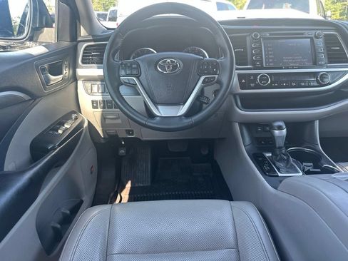Used 2018 Toyota Highlander Limited Platinum w/ Carpet Mat Package (TMS) AWD/4WD image 21