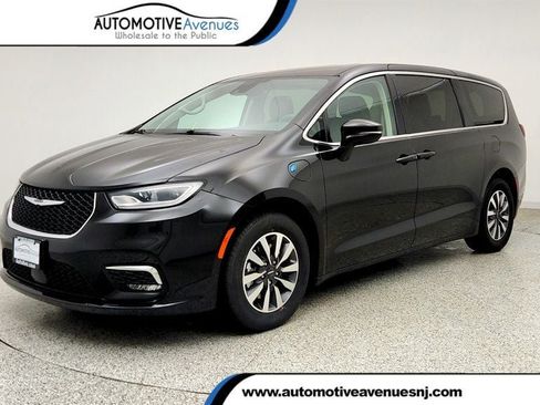 Used 2022 Chrysler Pacifica Touring-L FWD image 1