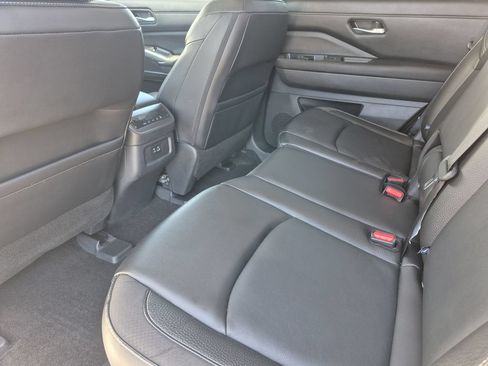 Used 2023 Nissan Pathfinder SL w/ SL Black Package AWD/4WD image 13