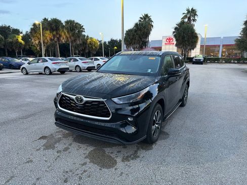 Used 2023 Toyota Highlander XLE FWD image 1
