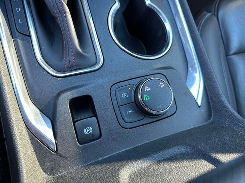 Used 2023 Chevrolet Traverse RS image 32