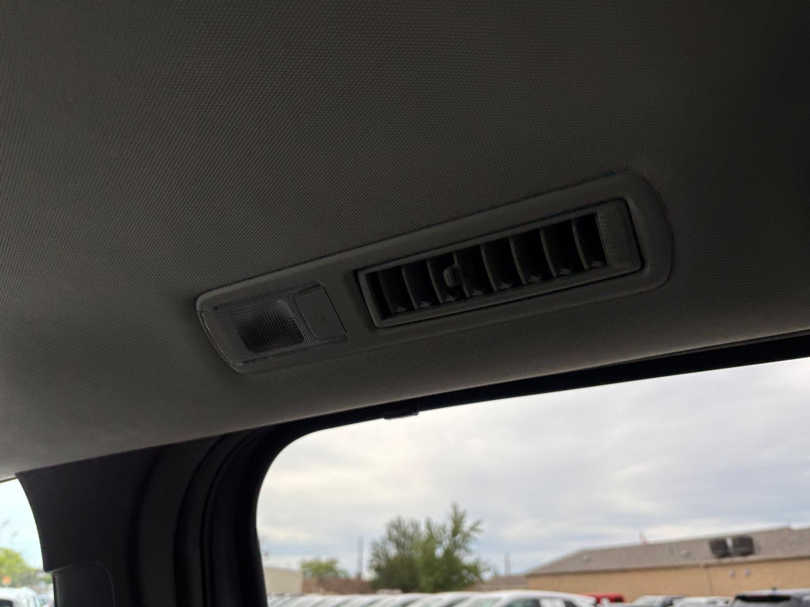 Used 2025 Toyota Sienna XLE FWD image 25