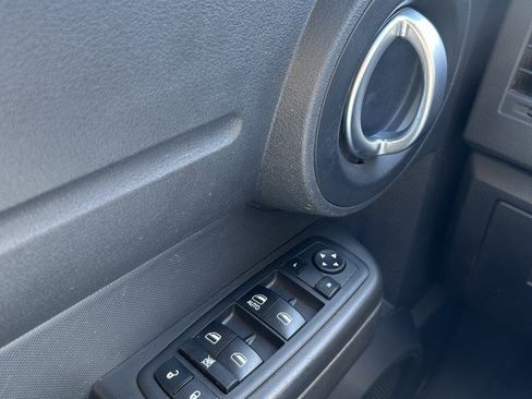 Used 2008 Dodge Nitro SXT image 8