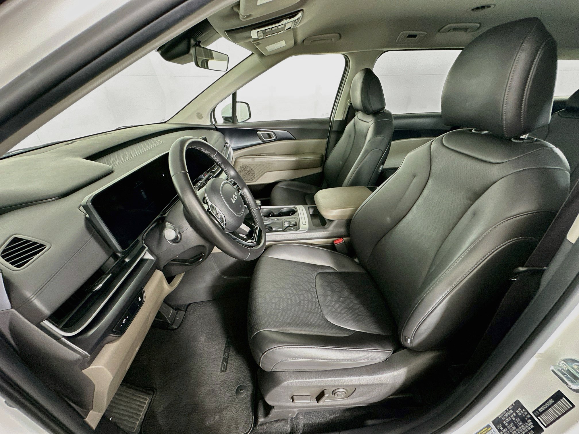 Used 2025 Kia Carnival FWD image 13