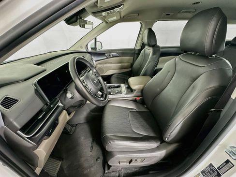 Used 2025 Kia Carnival FWD image 13