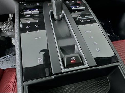 Certified 2026 Porsche Macan AWD/4WD image 23