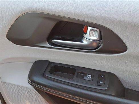 Used 2021 Chrysler Pacifica Touring-L image 80