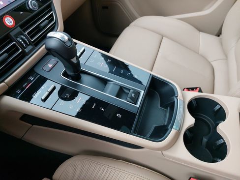 Certified 2026 Porsche Macan AWD/4WD image 27
