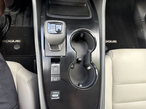 Used 2024 Nissan Rogue SV w/ SV Premium Package image 19