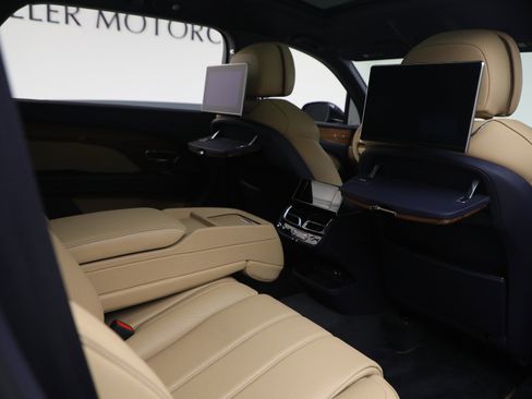 Certified 2024 Bentley Bentayga Extended Wheelbase image 25
