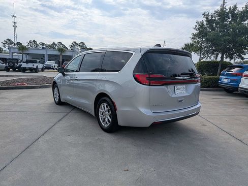 Used 2024 Chrysler Pacifica Touring-L FWD image 5