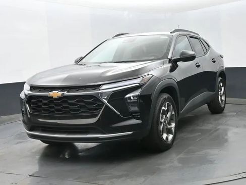 Used 2025 Chevrolet Trax LT w/ LT Convenience Package FWD image 1