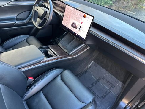 Used 2024 Tesla Model X image 18
