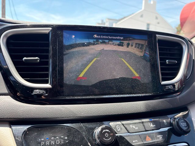 Used 2024 Chrysler Pacifica Touring-L FWD image 11