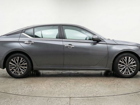 Used 2025 Nissan Altima 2.5 SV FWD image 11