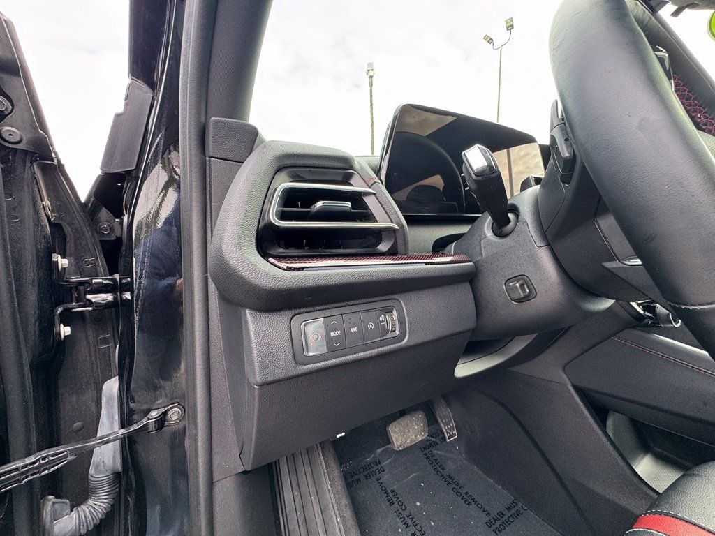 Used 2025 Chevrolet Traverse RS AWD/4WD image 17
