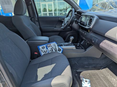 Used 2018 Toyota Tacoma TRD Off-Road w/ Technology Package AWD/4WD image 37