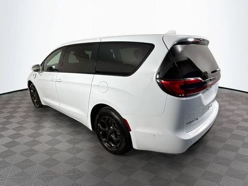 Used 2022 Chrysler Pacifica Touring-L w/ Uconnect Theater Family Group FWD image 6