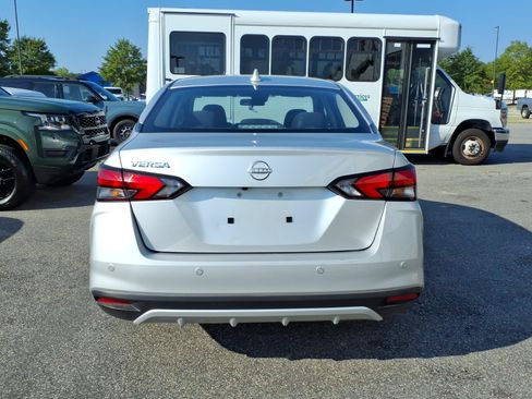Used 2025 Nissan Versa SV FWD image 5