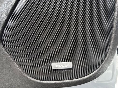 Used 2023 GMC Acadia SLT image 19