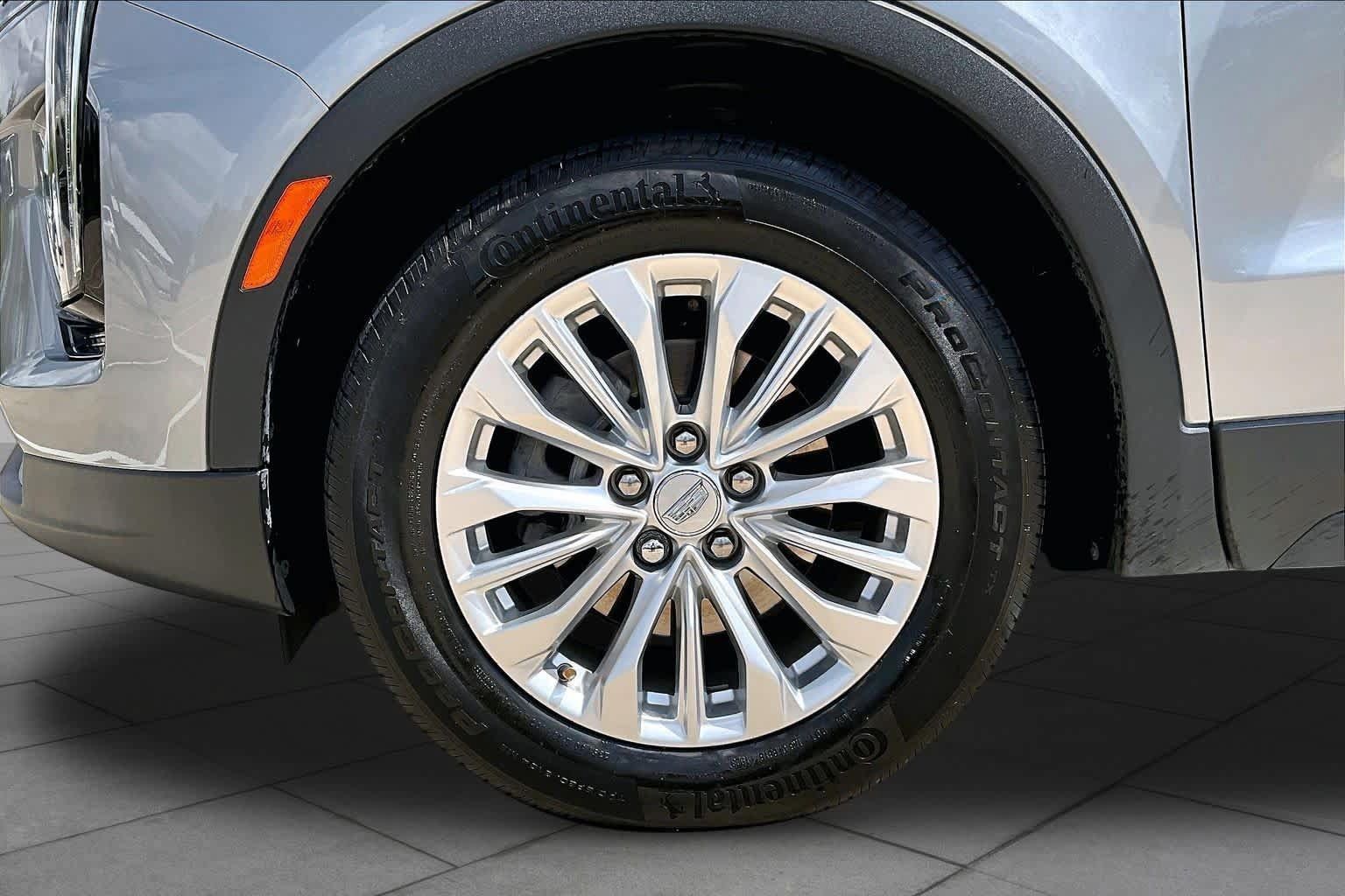 Used 2024 Cadillac XT4 Luxury w/ Cold Weather Package FWD image 11