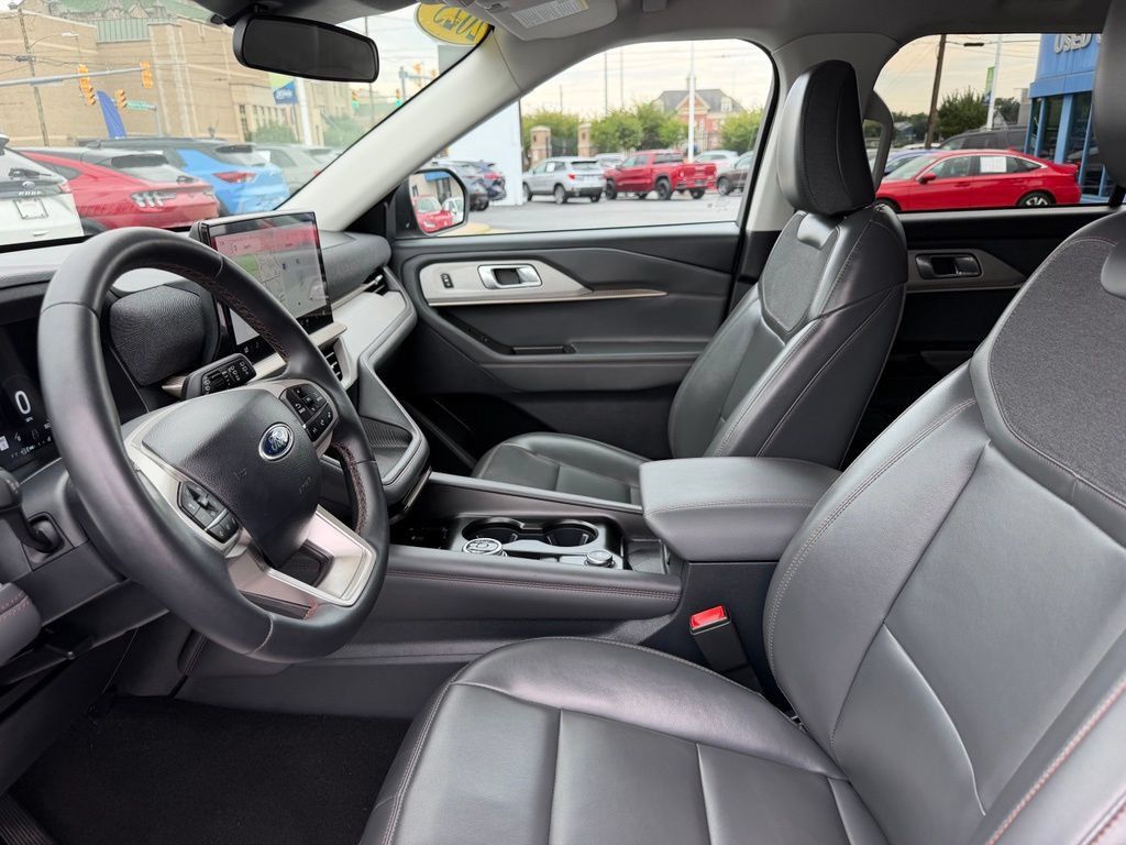 Used 2025 Ford Explorer Active w/ Active Comfort Package AWD/4WD image 7