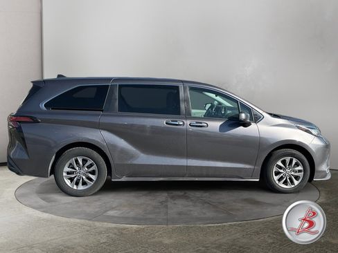 Used 2022 Toyota Sienna XLE image 8