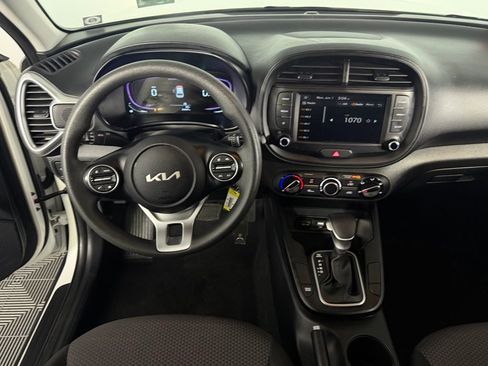 Used 2025 Kia Soul LX w/ LX Technology Package FWD image 17