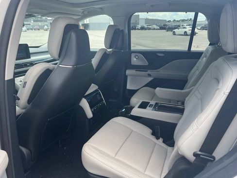 Used 2025 Lincoln Aviator Reserve w/ Luxury Package RWD image 13