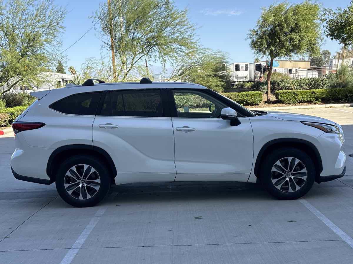 Used 2020 Toyota Highlander XLE FWD image 2