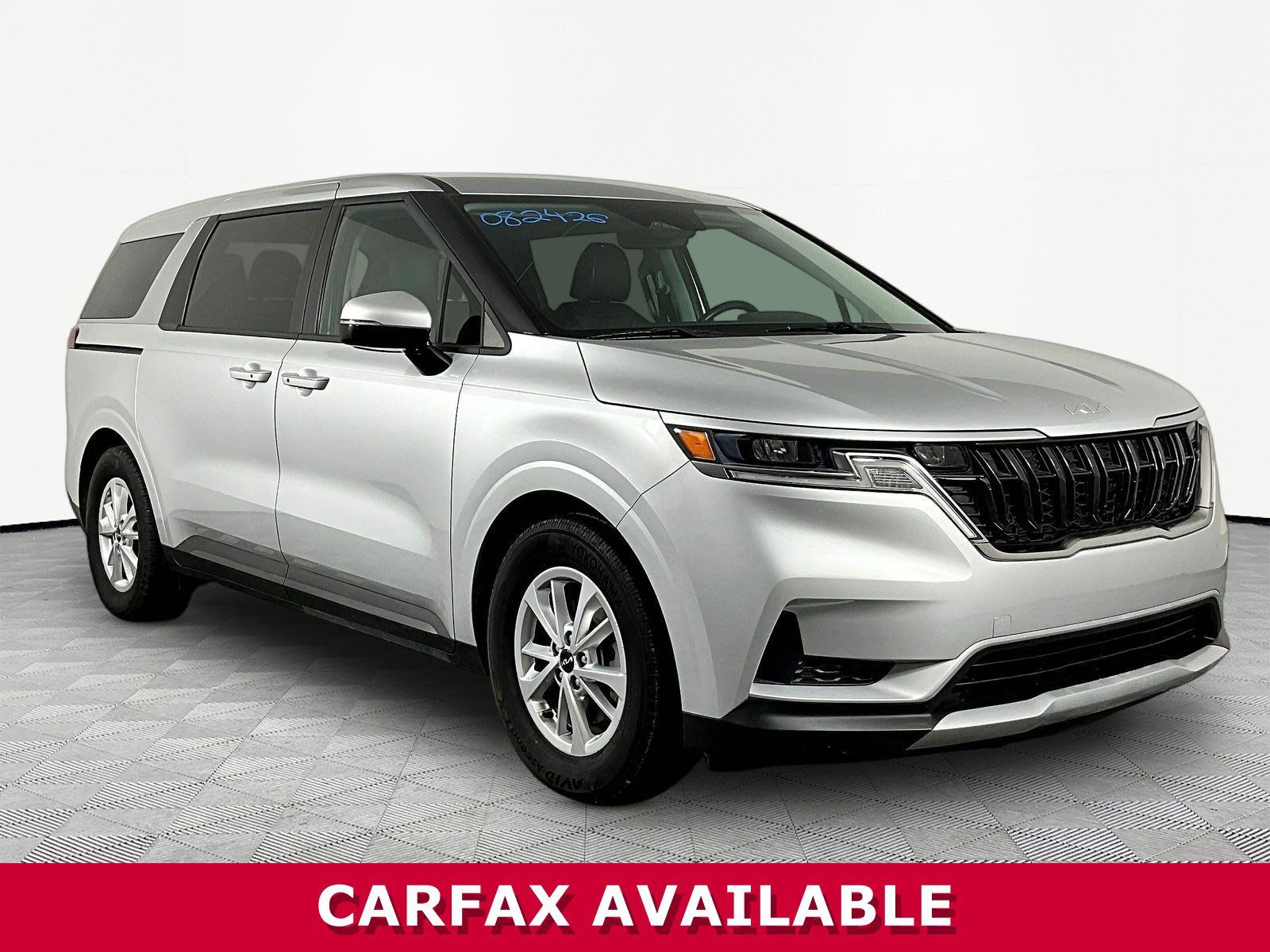 Used 2023 Kia Carnival LX FWD image 3