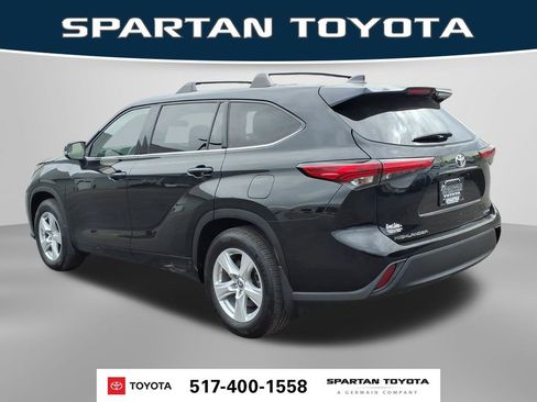Used 2022 Toyota Highlander LE AWD/4WD image 10