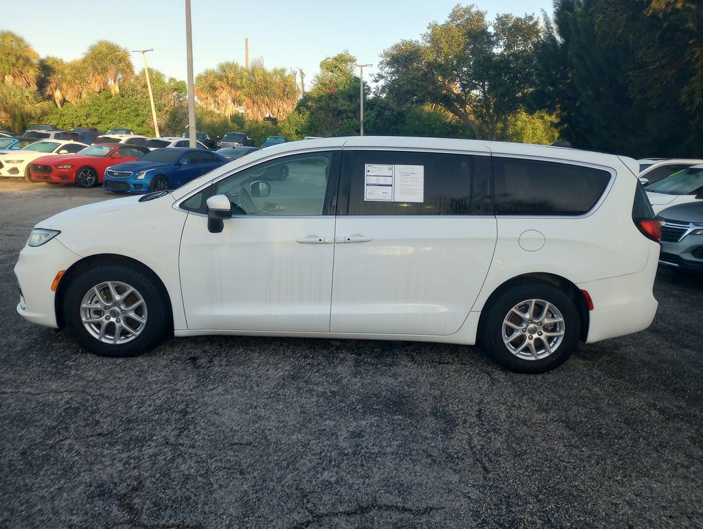 Used 2023 Chrysler Pacifica Touring-L FWD image 4