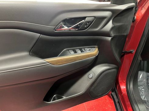 Certified 2023 GMC Acadia SLE w/ Driver Convenience Package image 18