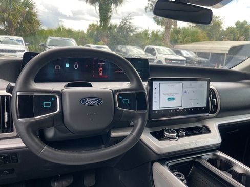 Used 2025 Ford Expedition Active AWD/4WD image 16