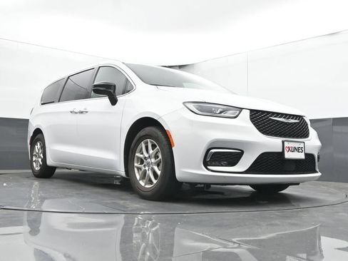 Used 2025 Chrysler Pacifica Select FWD image 43